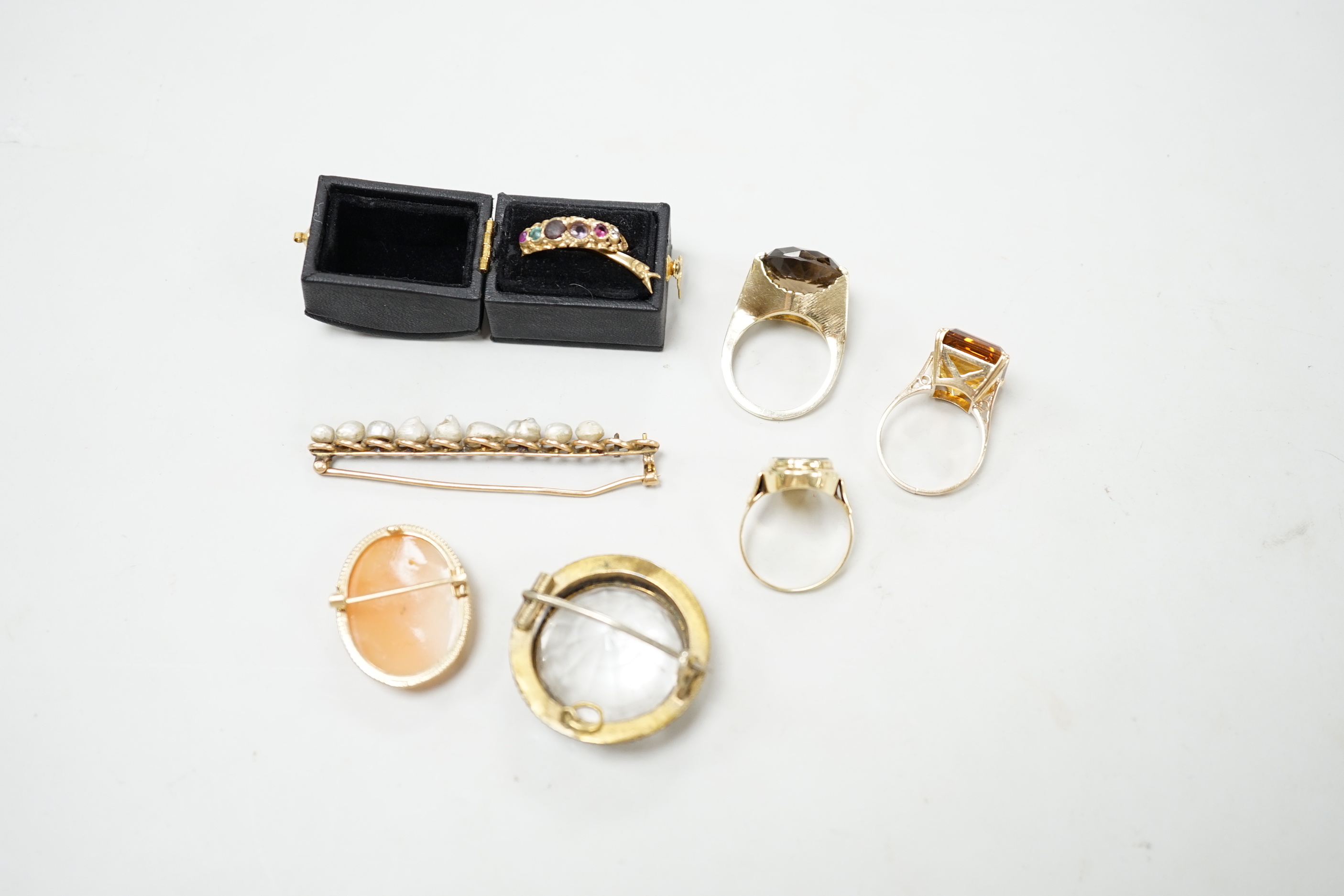 Sundry jewellery including three yellow metal and gem set rings, cameo brooch, two other brooches including rock crystal and a damaged 'Regard' ring.